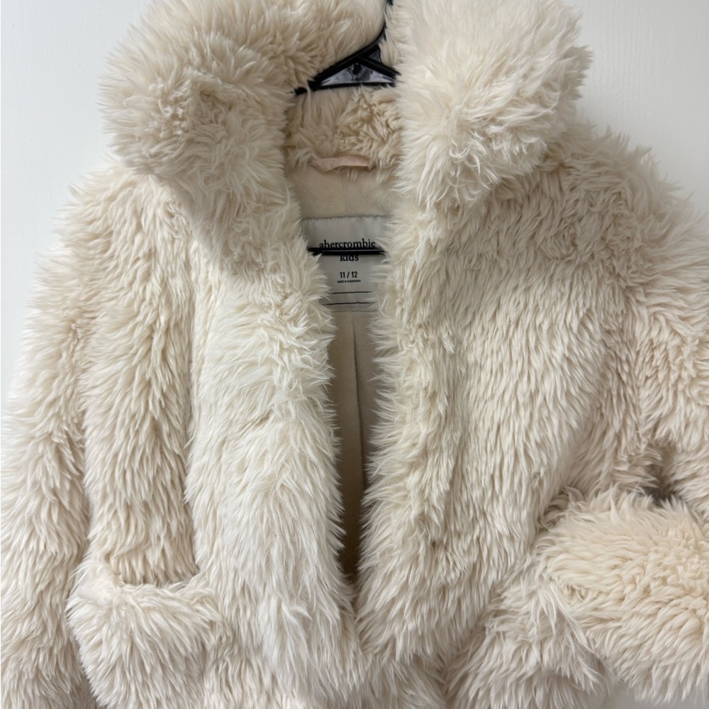 NWT Abercrombie Kids Girls Faux Fur Cream Jacket size 9/10 Gorgeous